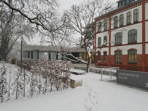 Das Gebäude der Gedenkstätte Ahlem von außen im Winter.